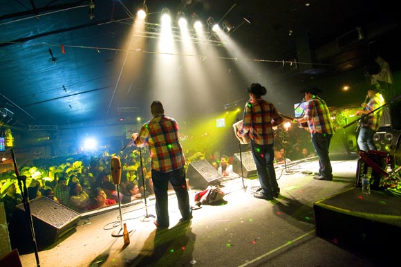 Groupo Rival at El Nuevo Laredo