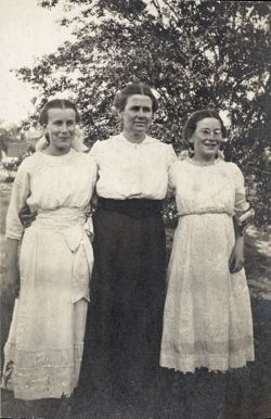 Clara and her daughters